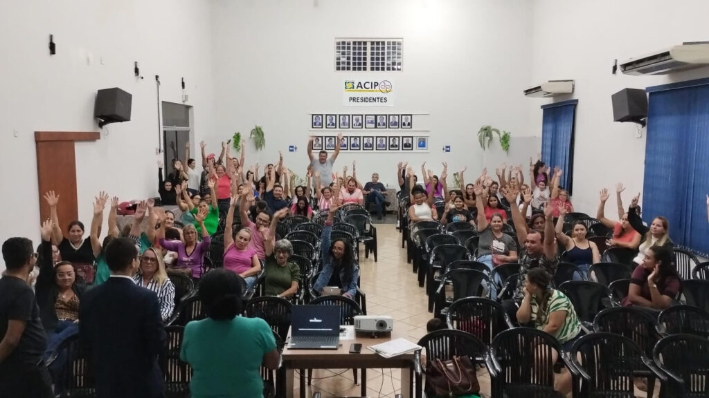 Professores da rede municipal de Paranaíba recebem reajuste salarial escalonado, beneficiando efetivos, contratados e aposentados com paridade.