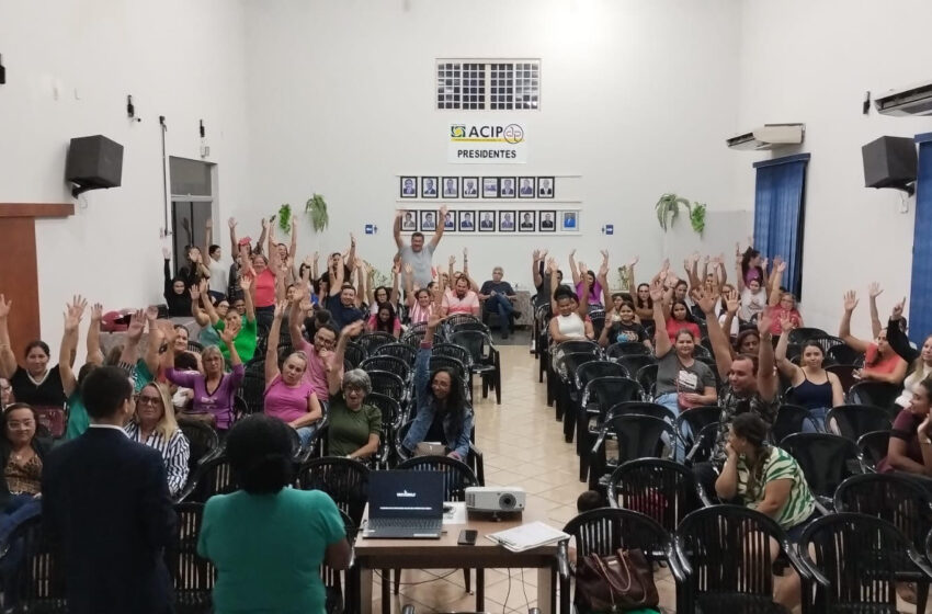 Professores da rede municipal de Paranaíba recebem reajuste salarial escalonado, beneficiando efetivos, contratados e aposentados com paridade.