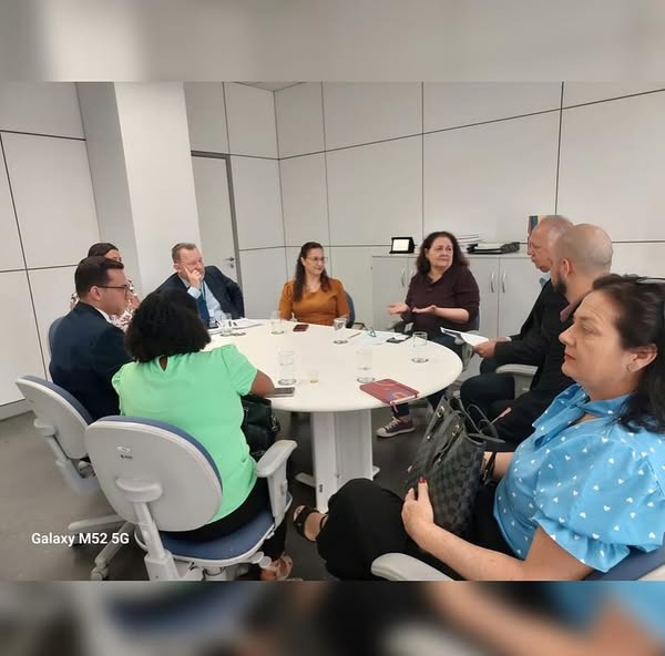 Momento decisivo durante reunião no Ministério do Trabalho, onde foi definido o pagamento do abono salarial para 2025, beneficiando servidores de Paranaíba.