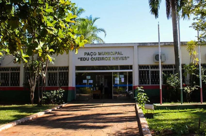 Fachada do Paço Municipal "Edu Queiroz Neves" em Paranaíba, Mato Grosso do Sul, com entrada principal cercada por árvores e jardins.