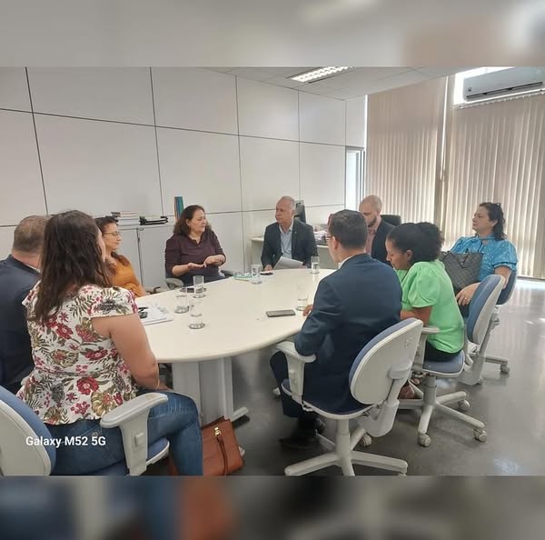 Representantes da FETAM-MS e SINDISPAR em reunião com autoridades do Ministério do Trabalho, defendendo os direitos dos servidores públicos de Paranaíba.